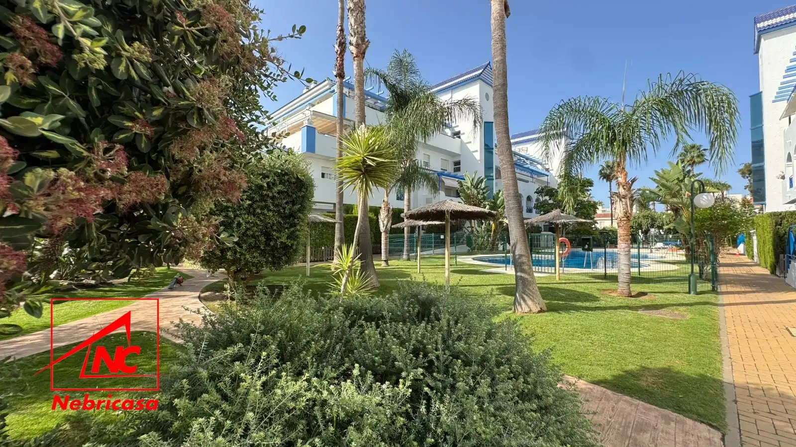 Vista exterior de Pis en venda en Rota amb Aire condicionat, Terrassa i Piscina