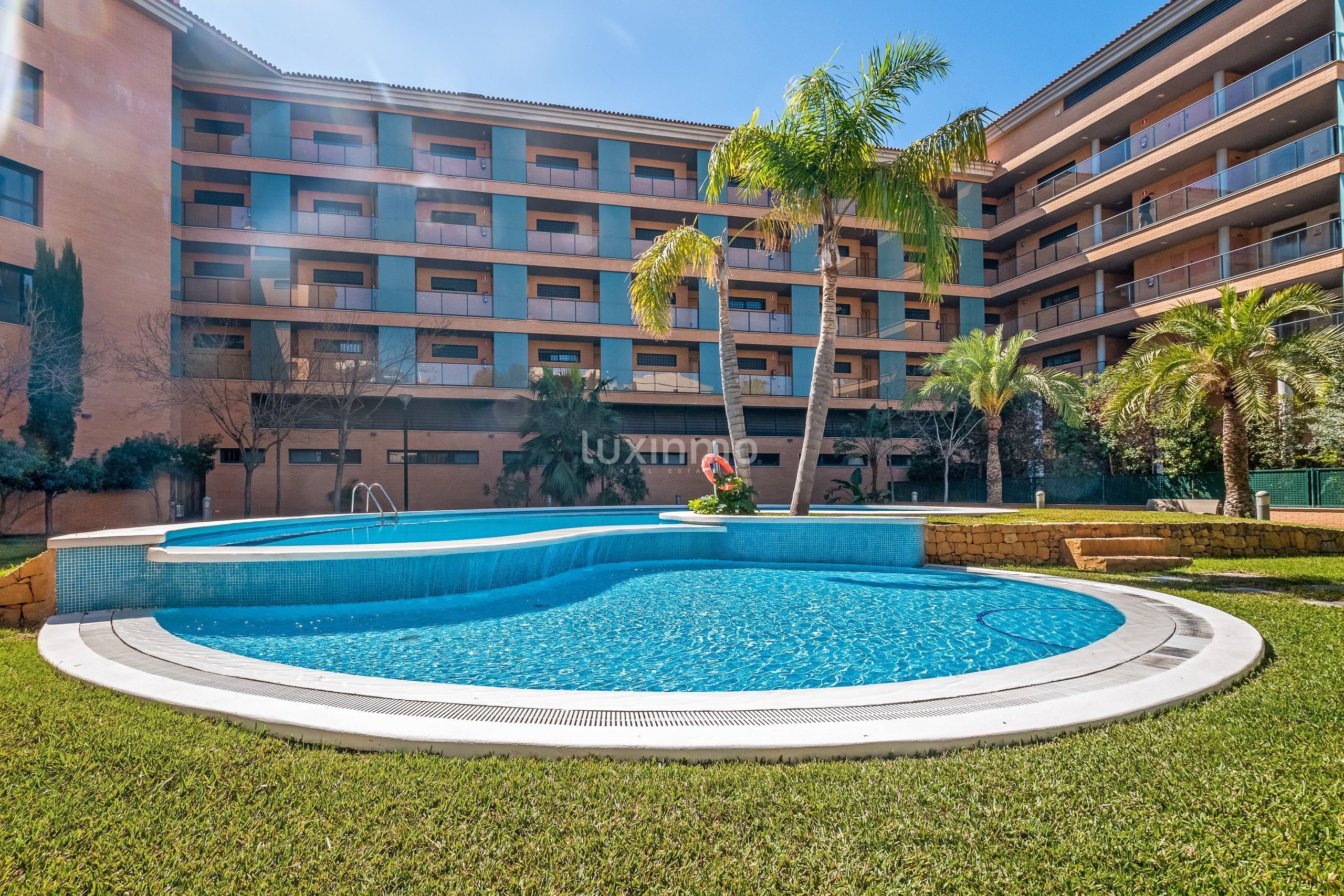 Piscina de Ático en venta en L'Alfàs del Pi con Aire acondicionado, Calefacción y Jardín privado