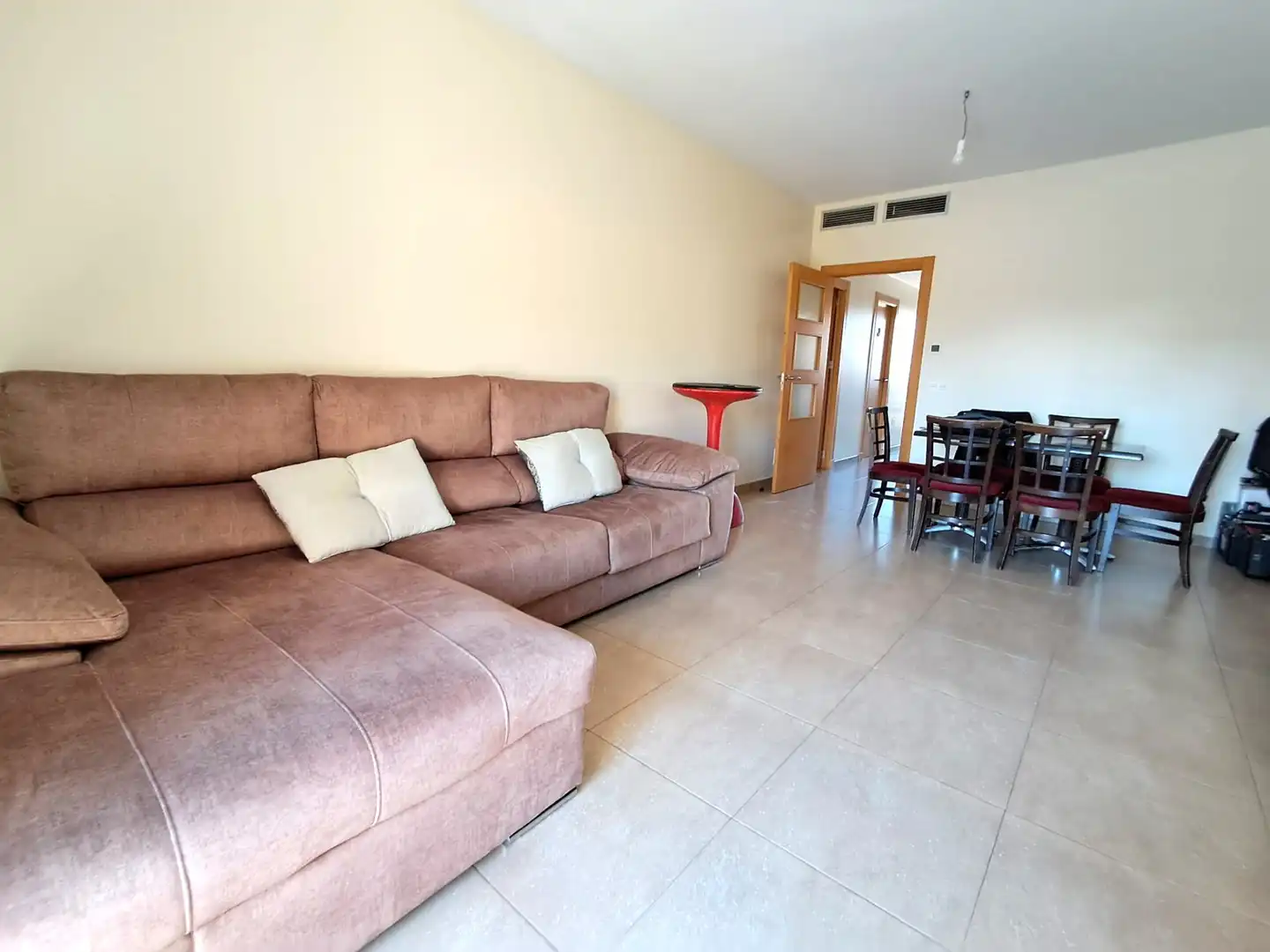 Sala d'estar de Pis en venda en Roquetas de Mar amb Aire condicionat i Terrassa