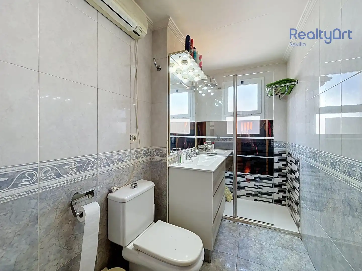 Baño de Piso en venta en Sevilla con Aire acondicionado, Jardín privado y Balcón