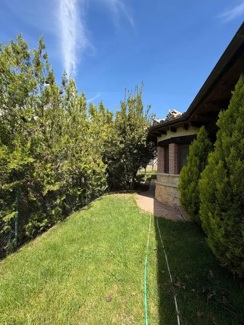 Vista exterior de Casa o xalet en venda en Laguna de Duero amb Calefacció, Jardí privat i Traster