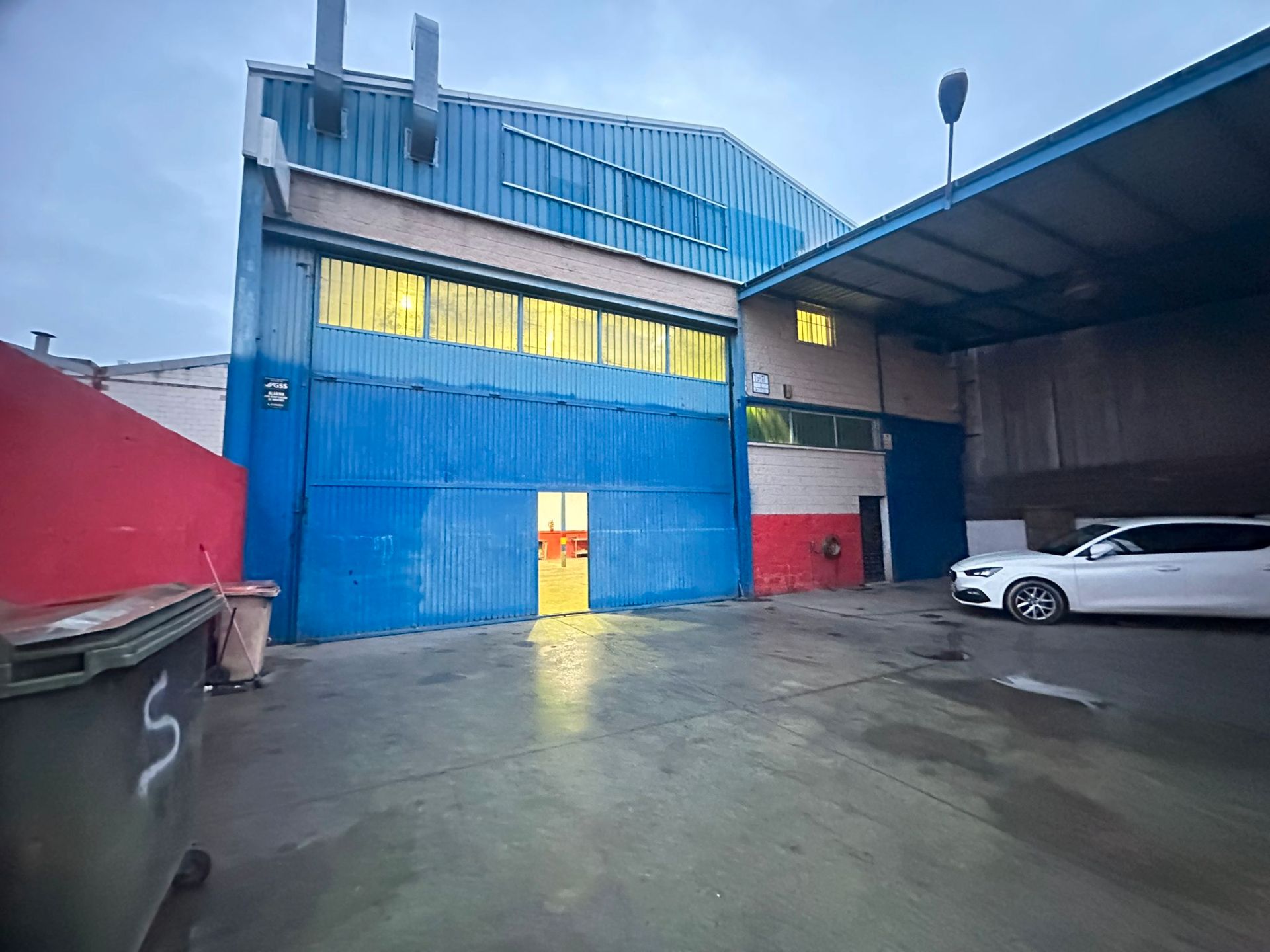 Vista exterior de Nau industrial en venda en Leganés