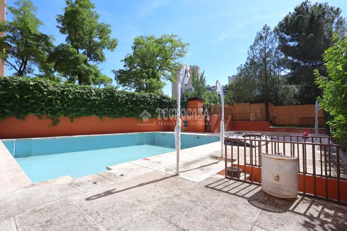 Piscina de Piso en venta en Madrid con Aire acondicionado y Calefacción