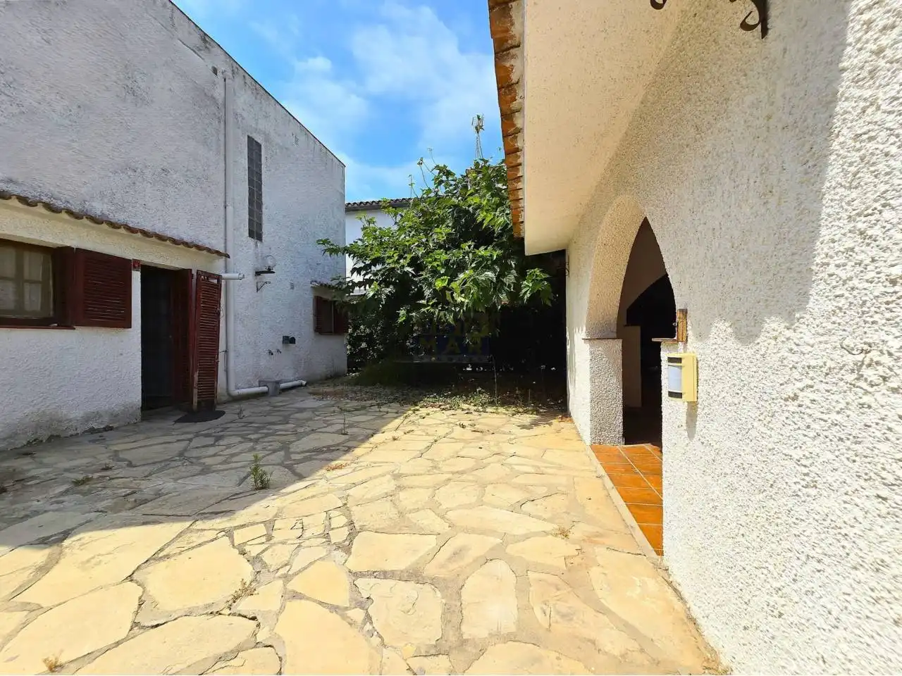 Vista exterior de Casa o xalet en venda en Vilanova i la Geltrú amb Jardí privat i Terrassa