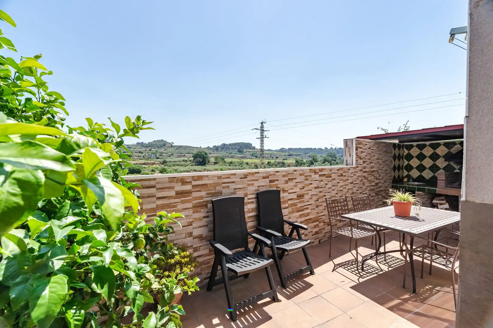 Terrasse von Einfamilien-Reihenhaus zum Verkauf in Vila-rodona mit Privatgarten und Ofen