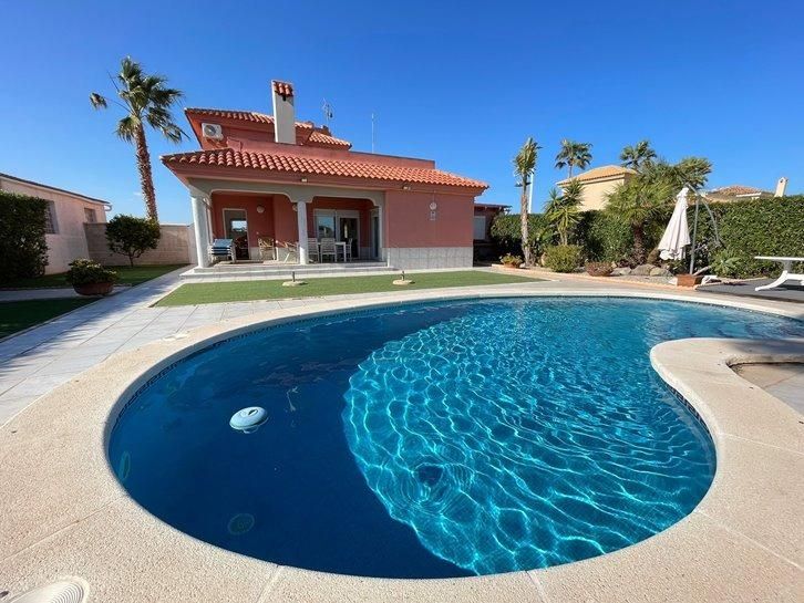 Vista exterior de Casa o xalet en venda en La Manga del Mar Menor amb Aire condicionat, Piscina i Moblat