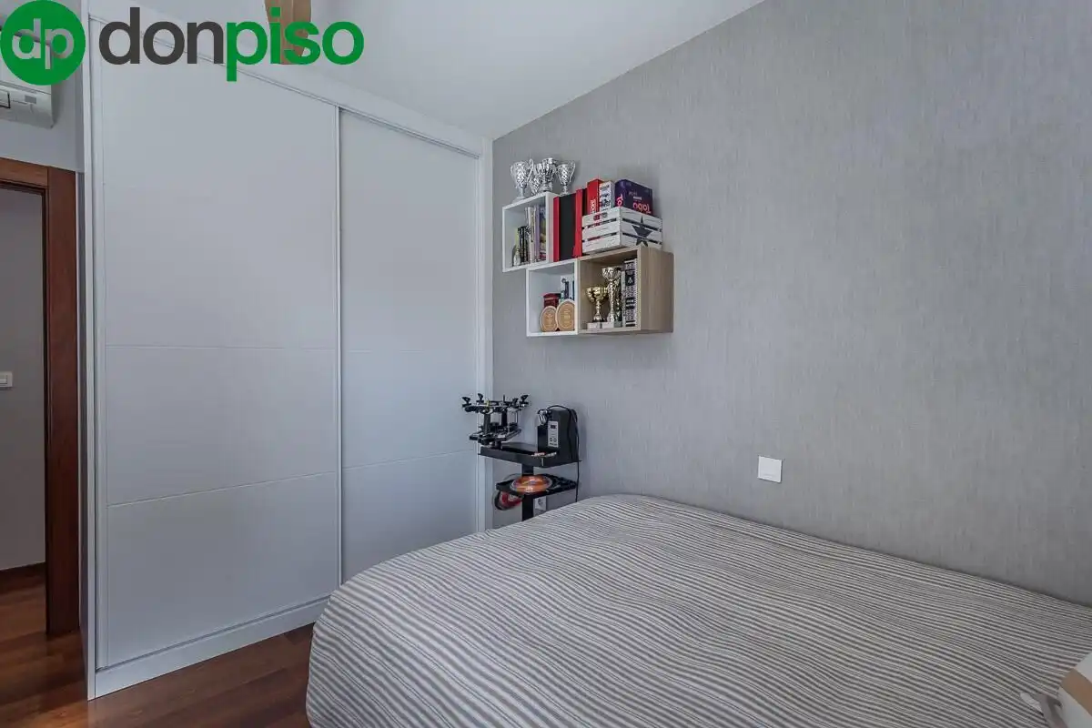 Bedroom of Flat for sale in Granada  with Air Conditioner, Terrace and Community pool