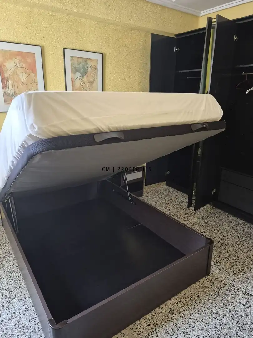 Dormitori de Pis de lloguer en Burjassot amb Aire condicionat, Terrassa i Moblat