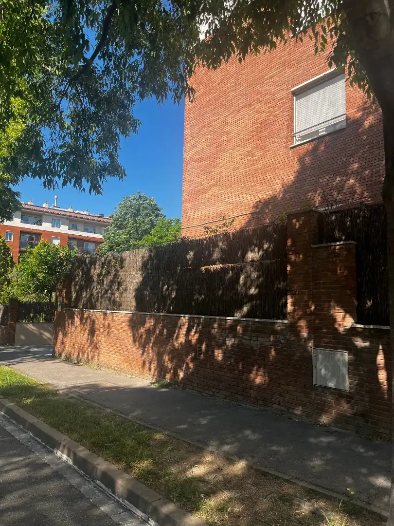 Vista exterior de Planta baixa en venda en Sant Cugat del Vallès amb Aire condicionat, Calefacció i Jardí privat