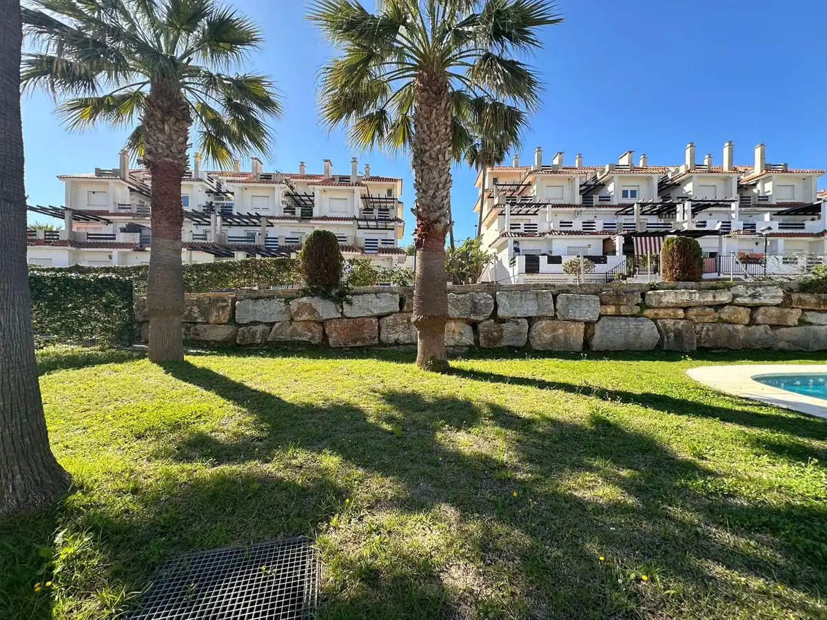 Vista exterior de Apartament en venda en Manilva amb Terrassa i Piscina comunitària