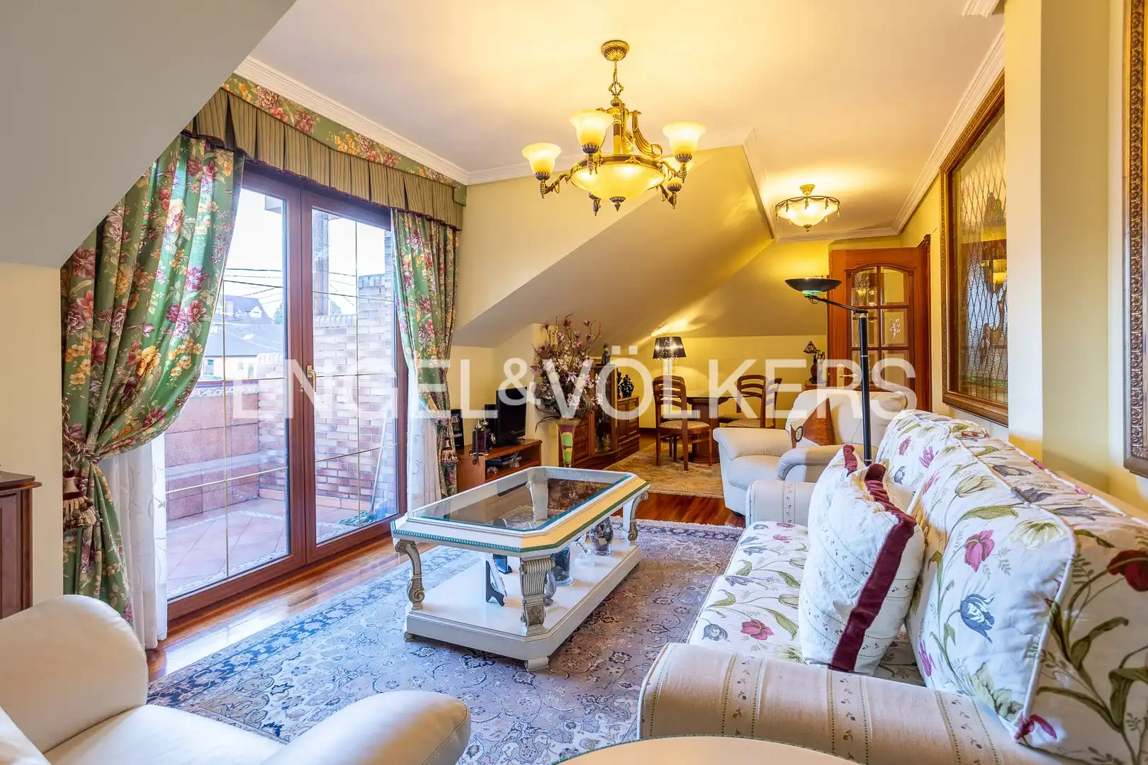 Sala d'estar de Casa o xalet en venda en Camargo amb Calefacció, Jardí privat i Parquet