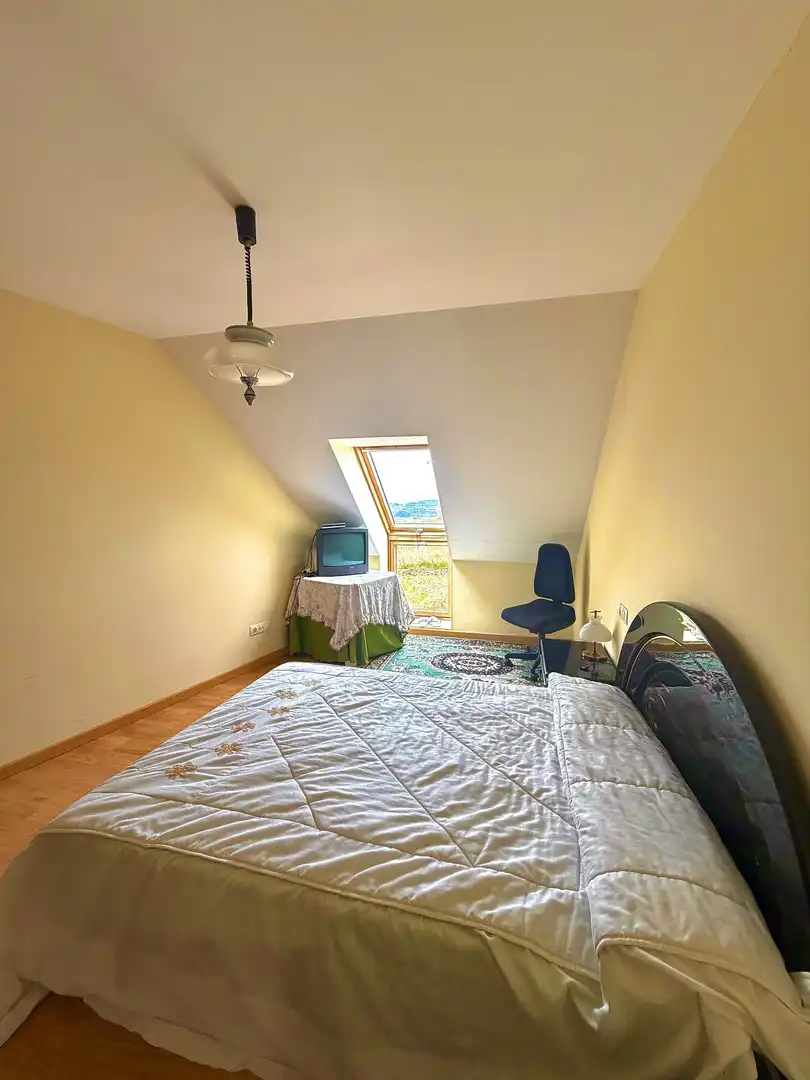 Schlafzimmer von Dachboden zum Verkauf in Malpica de Bergantiños mit Heizung und Terrasse