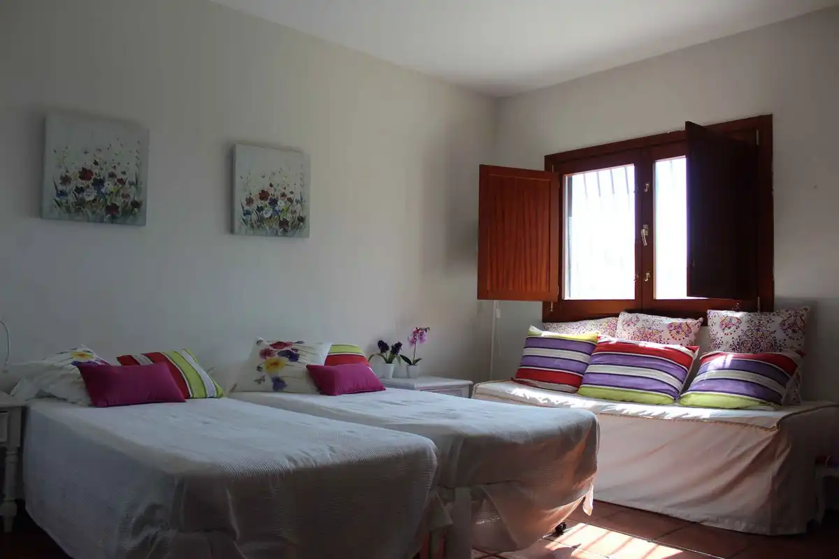 Dormitori de Casa adosada en venda en Marbella amb Aire condicionat, Terrassa i Traster