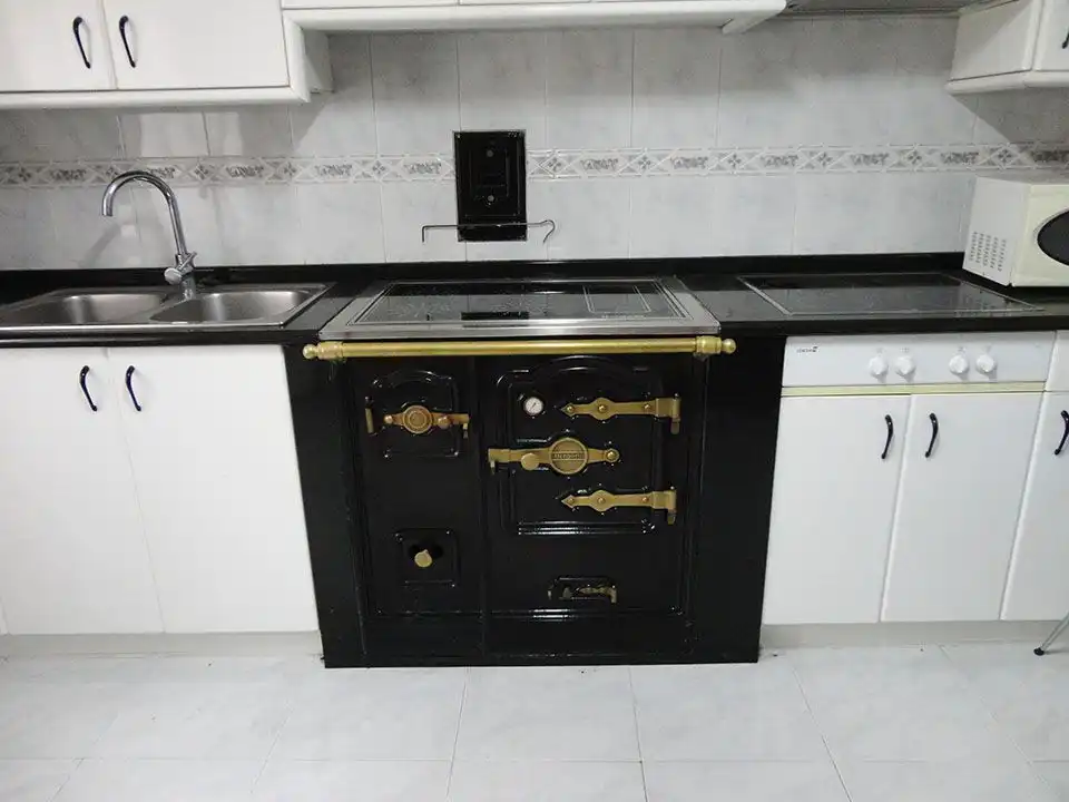 Cuina de Casa adosada en venda en Castrillo de la Reina amb Calefacció i Traster