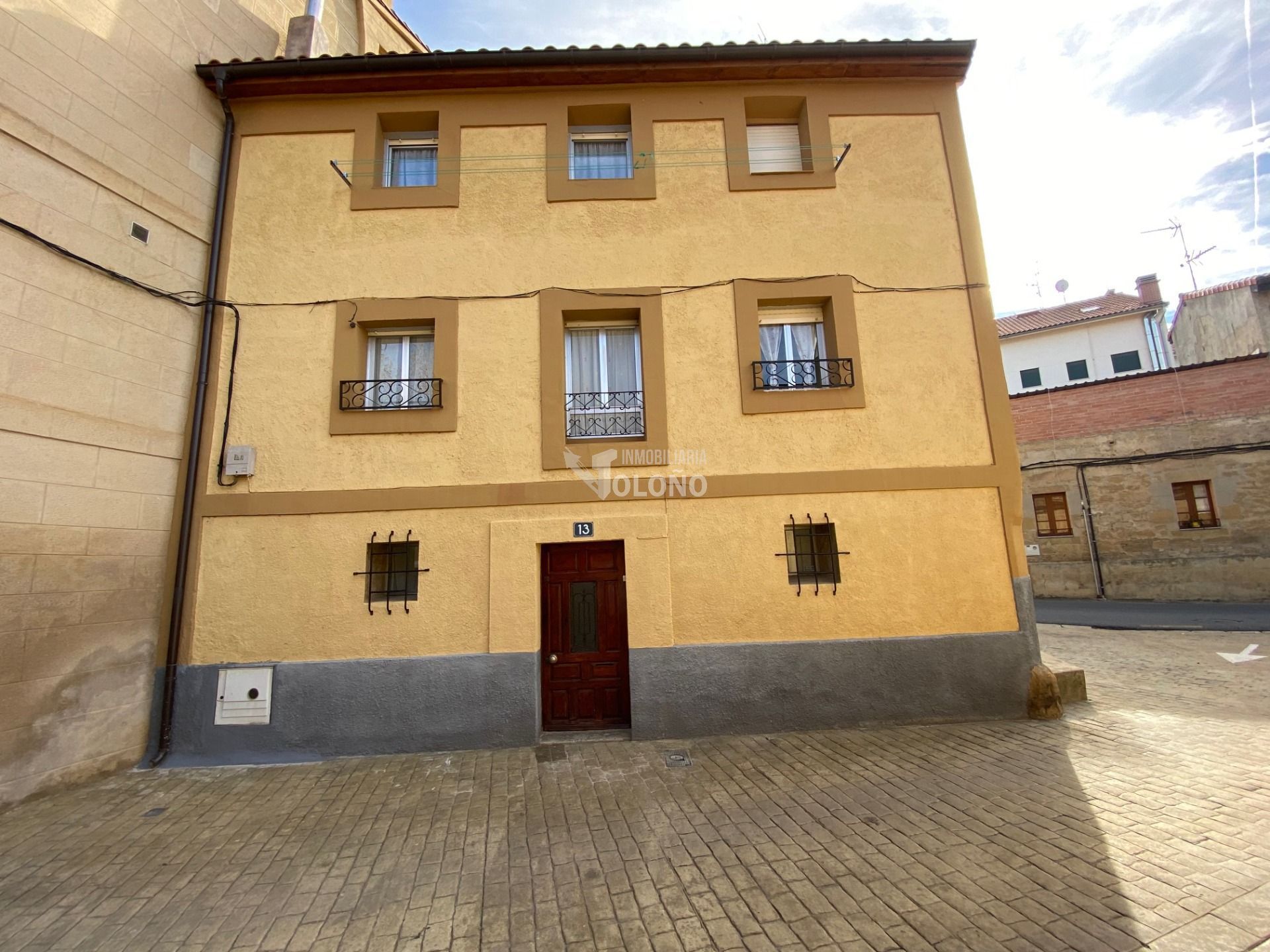 Vista exterior de Casa o xalet en venda en Cuzcurrita de Río Tirón amb Calefacció, Traster i Moblat