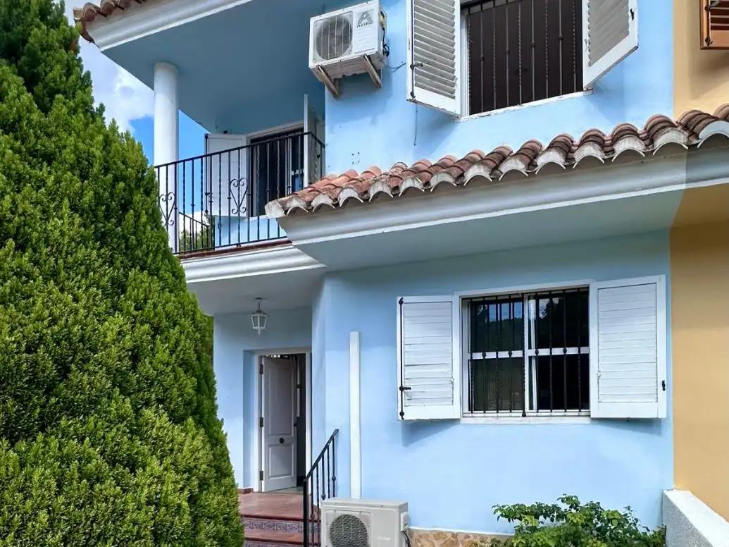 Vista exterior de Casa adosada en venda en Gilet amb Terrassa, Piscina i Balcó