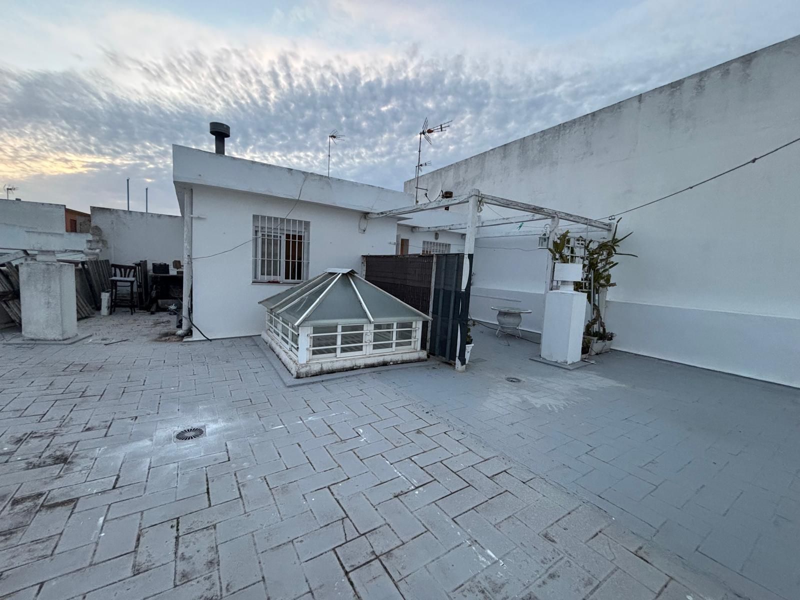 Vista exterior de Casa o xalet en venda en Chiclana de la Frontera amb Terrassa i Balcó