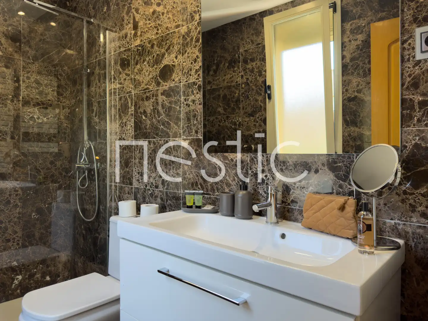 Baño de Apartamento de alquiler en Madrid con Aire acondicionado, Calefacción y Terraza