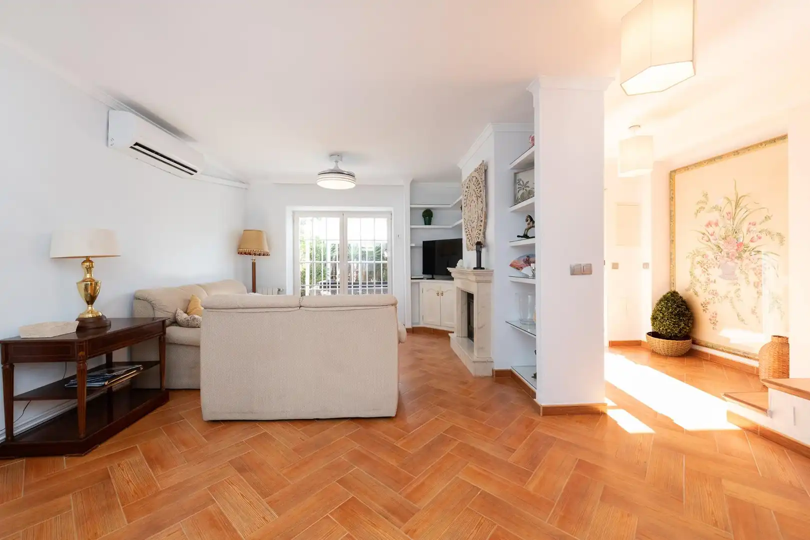 Living room of Detached homes for sale in Málaga  with Air Conditioner, Terrace and Community pool