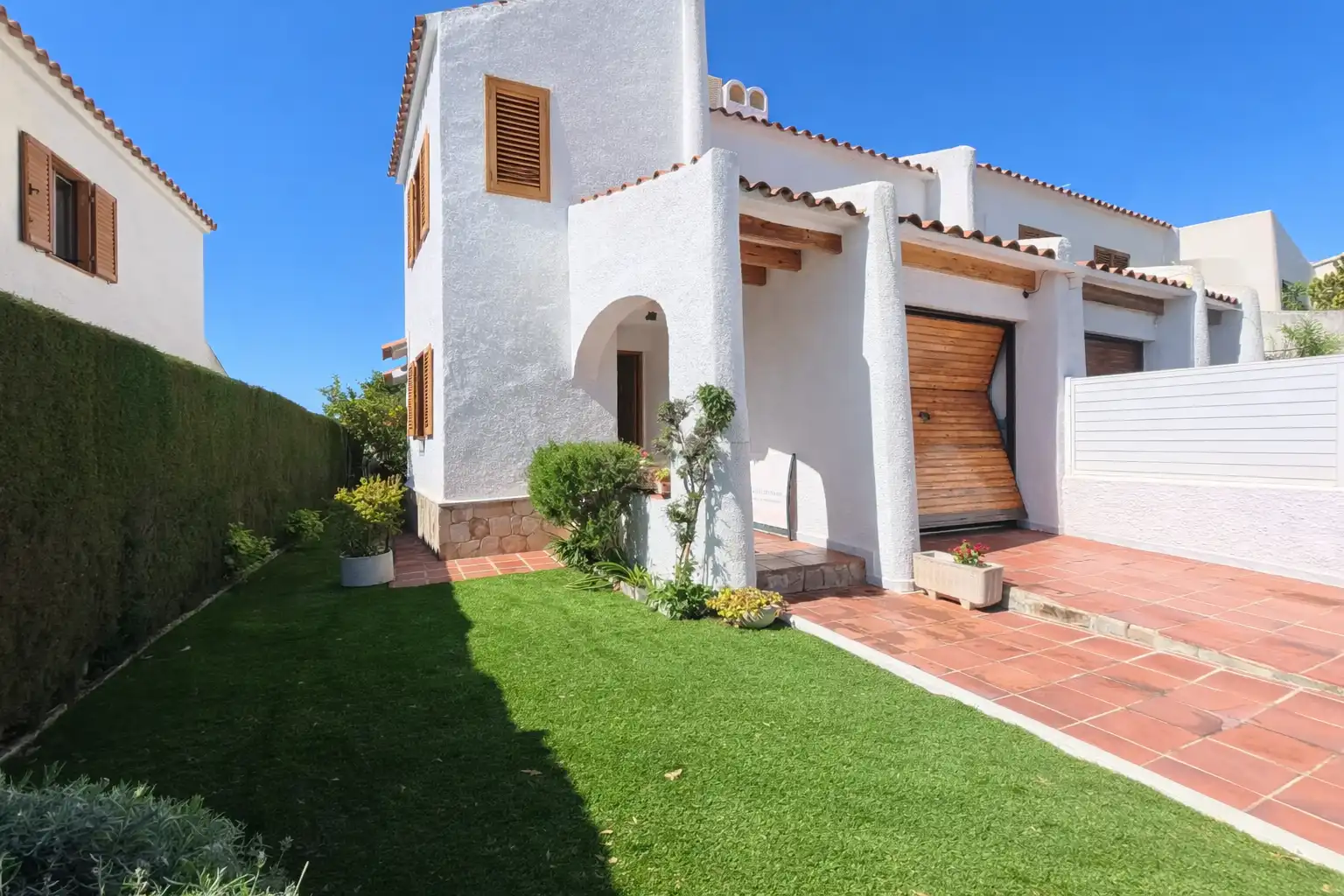 Vista exterior de Casa adosada en venta en Cunit con Aire acondicionado, Jardín privado y Parquet