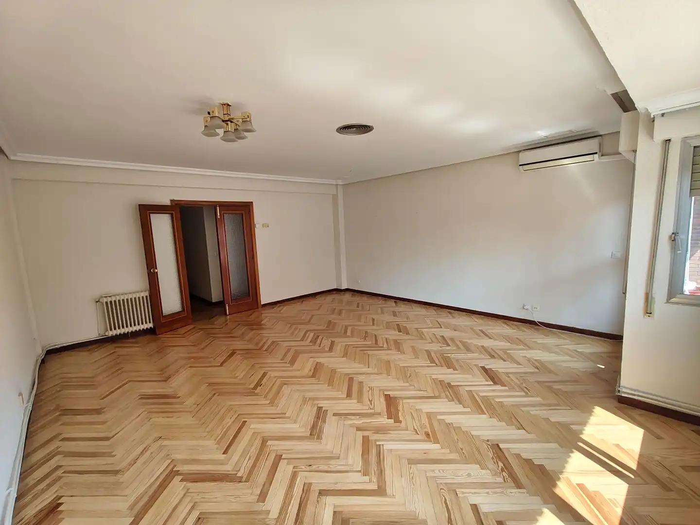 Living room of Flat for rent in Getafe  with Air Conditioner, Heating and Parquet flooring