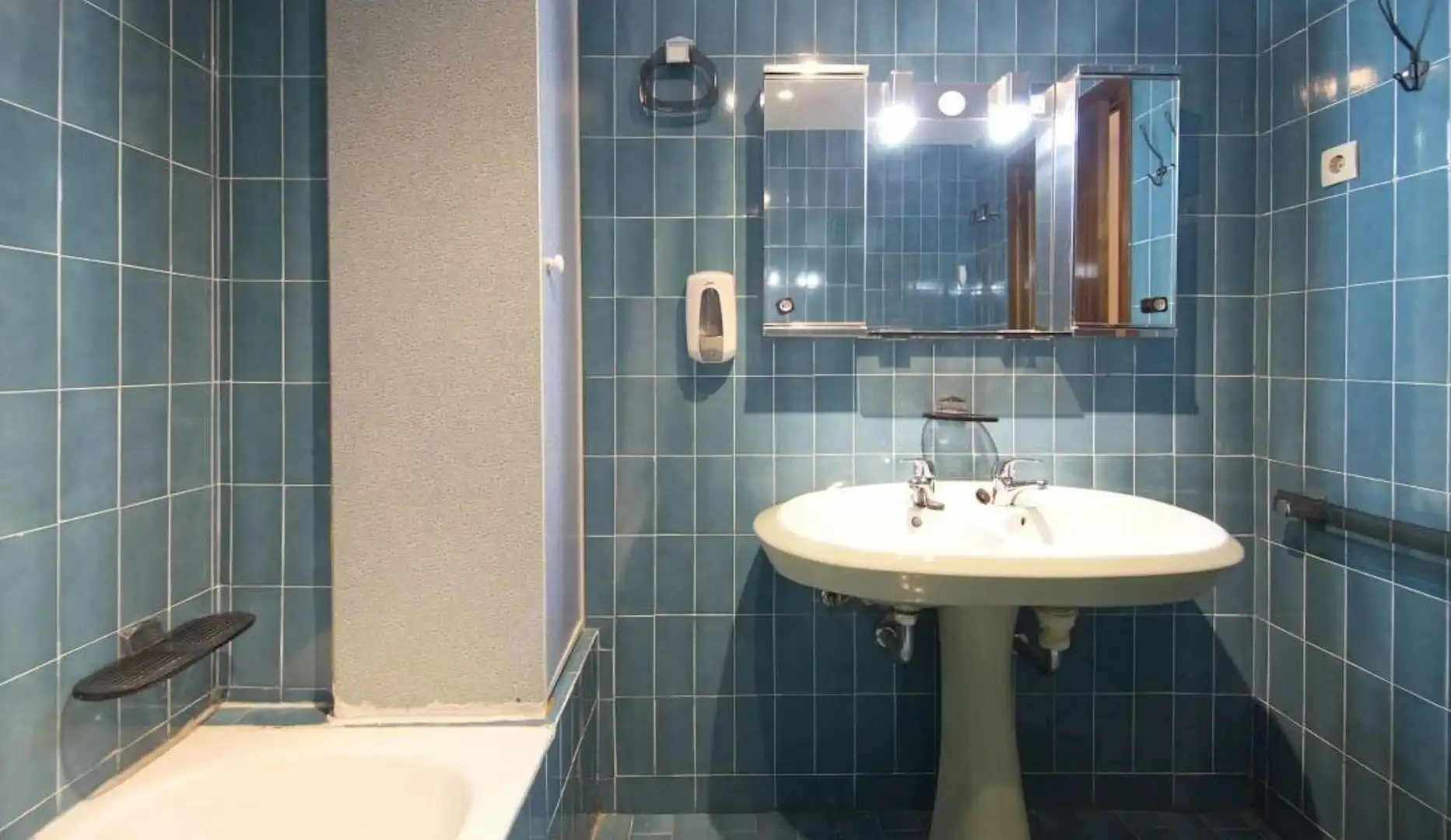 Bathroom of Flat for share in Madrid  with Heating, Washing machine and Internet