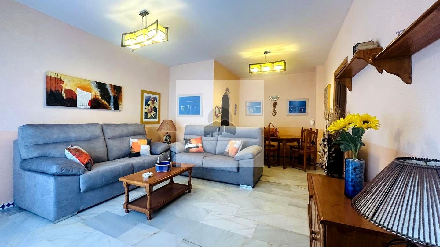 Sala d'estar de Apartament de lloguer en Estepona amb Terrassa, Moblat i Piscina comunitària