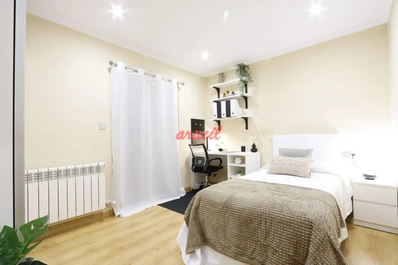 Habitación de Piso en venta en Ourense Capital  con Calefacción, Trastero y Amueblado