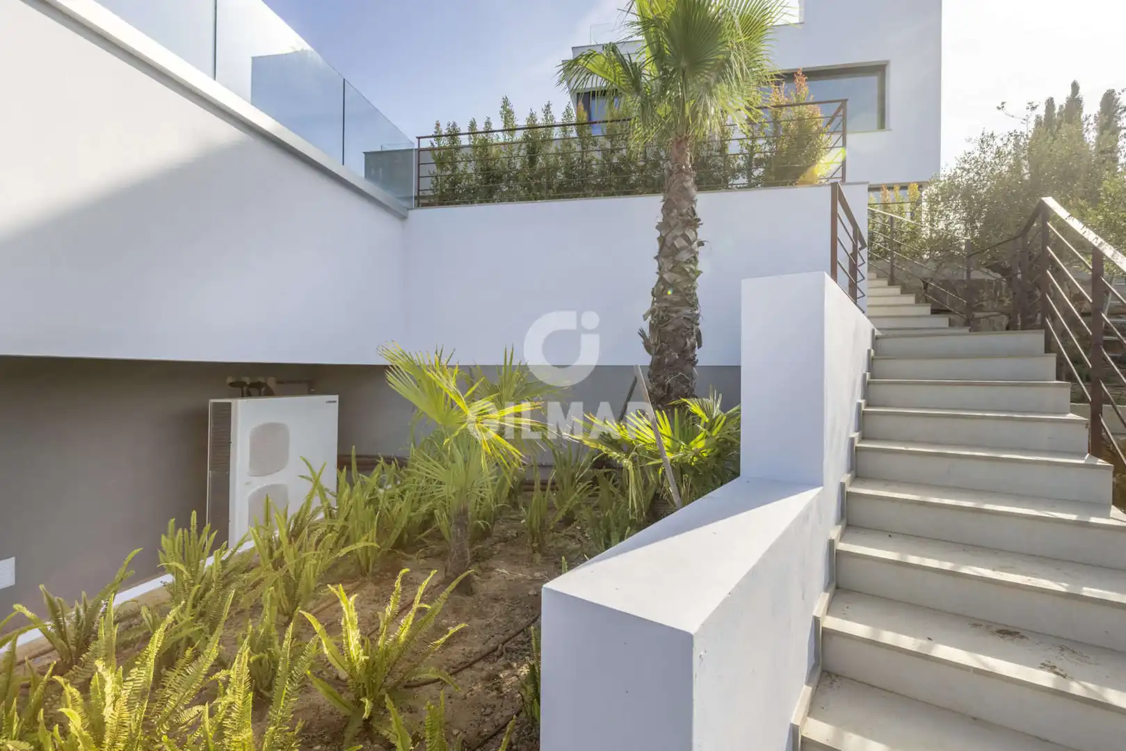 Vista exterior de Casa o xalet en venda en Sotogrande amb Calefacció, Jardí privat i Piscina