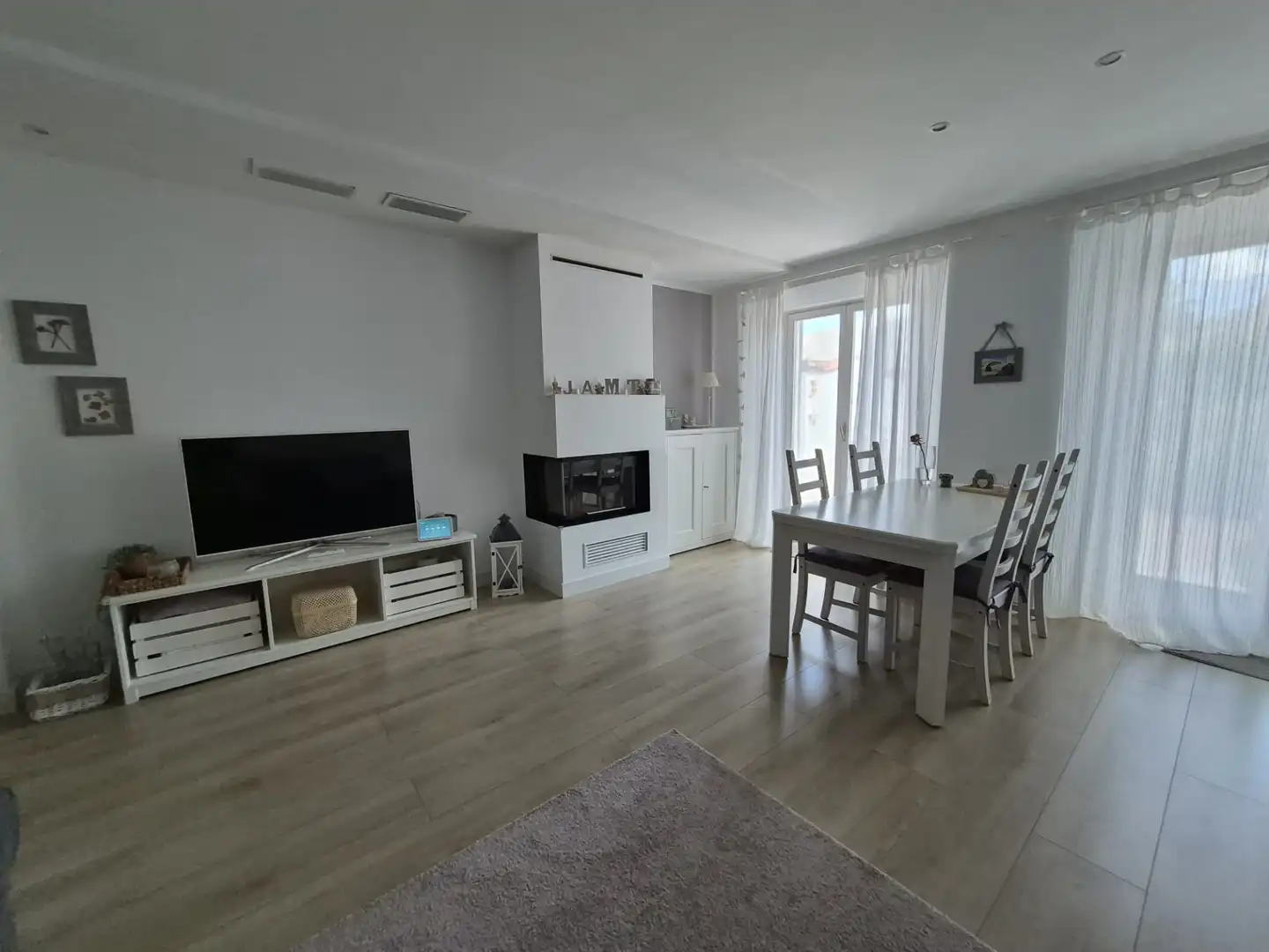 Wohnzimmer von Einfamilien-Reihenhaus zum Verkauf in Calella mit Klimaanlage, Heizung und Privatgarten