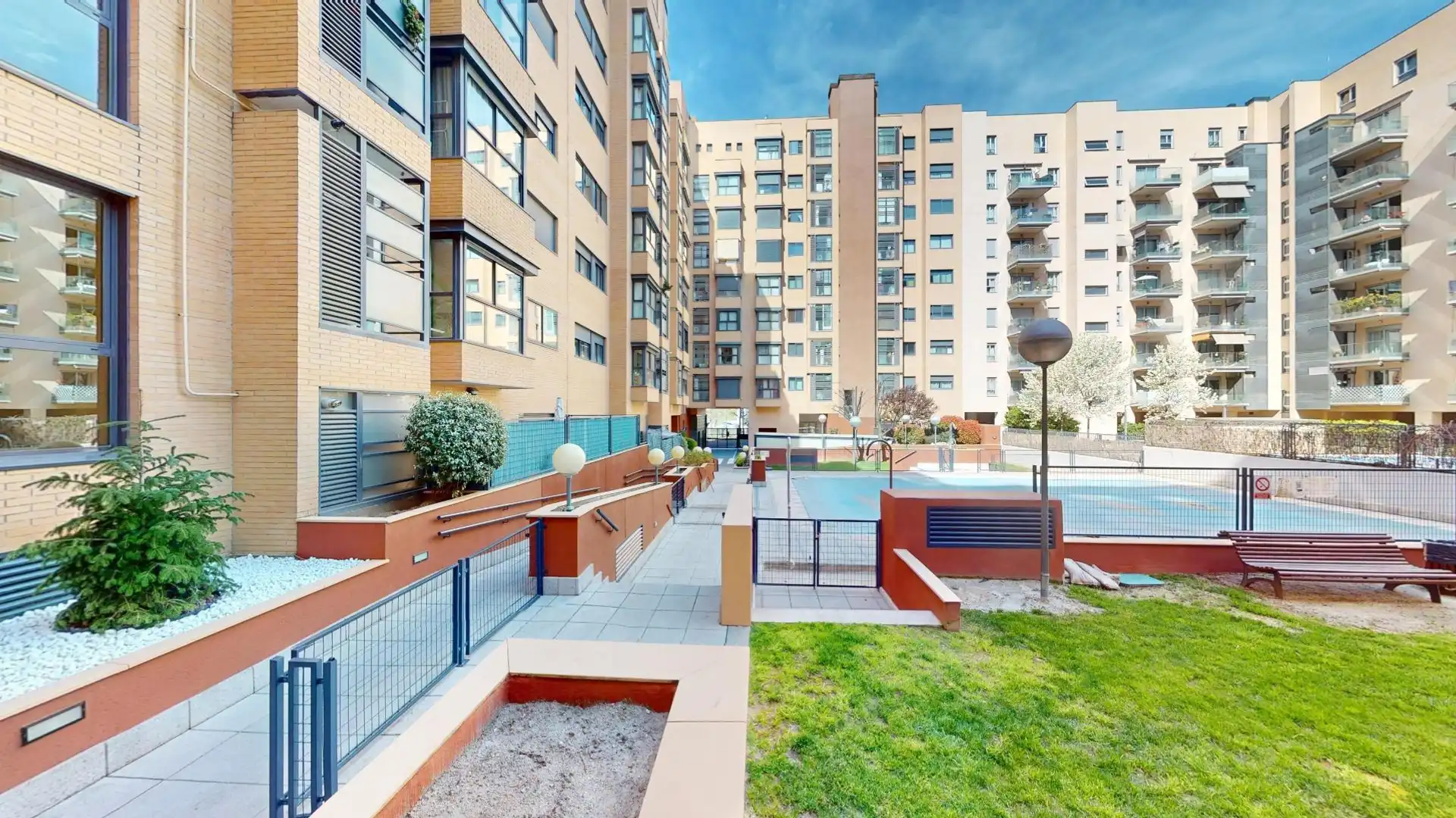 Vista exterior de Piso en venta en  Madrid Capital con Aire acondicionado, Calefacción y Jardín privado