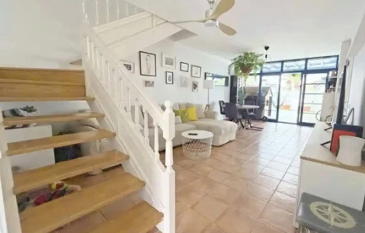Sala de estar de Casa adosada en venta en Yaiza con Calefacción, Terraza y Piscina
