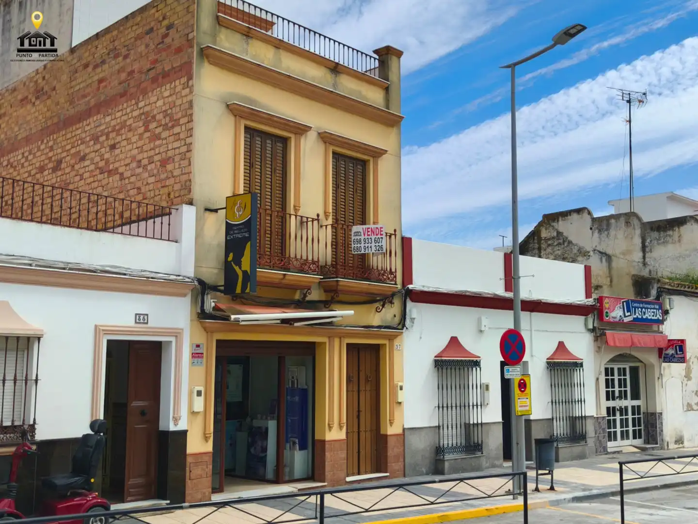 Vista exterior de Casa o xalet en venda en Las Cabezas de San Juan amb Balcó