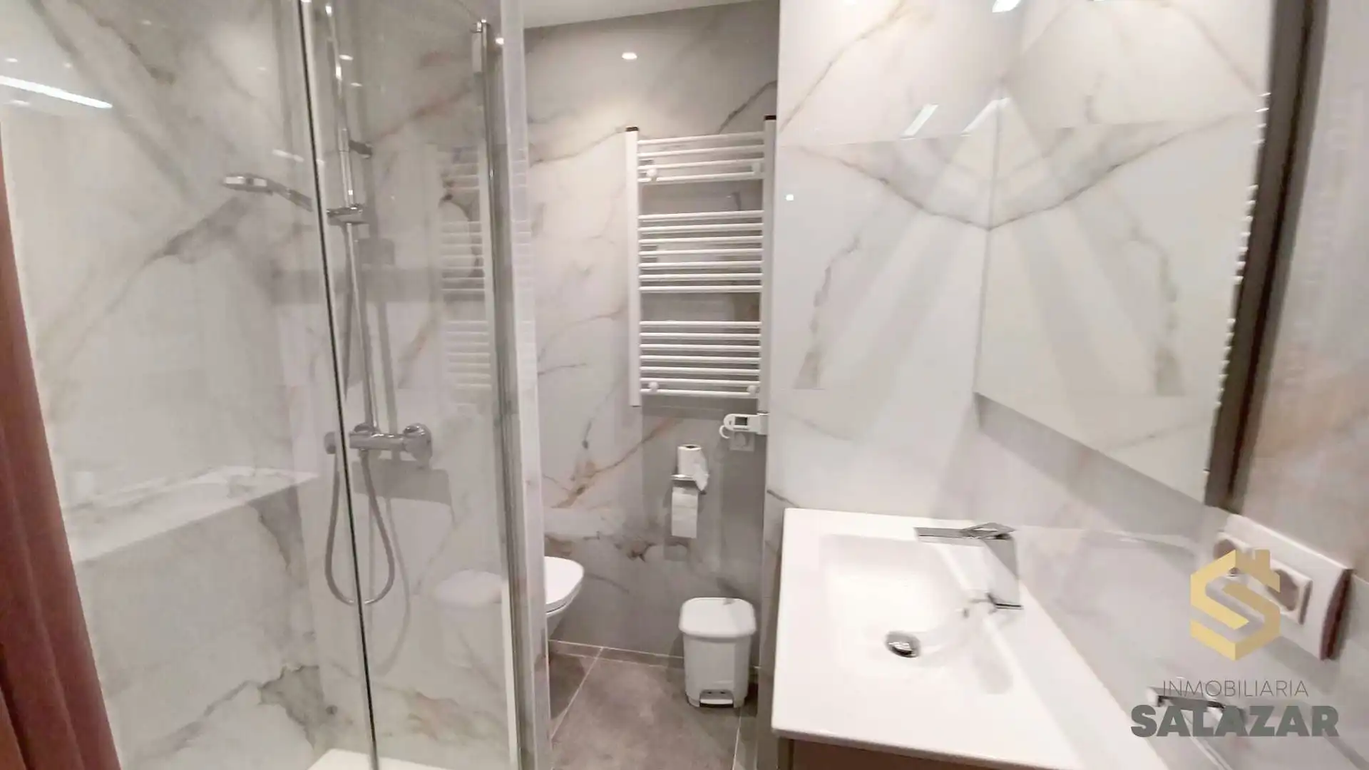 Bathroom of Flat for rent in Bilbao   with Heating, Terrace and Microwave