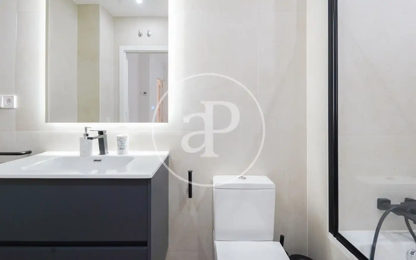 Bathroom of Flat for sale in Madrid  with Air Conditioner, Heating and Storage room