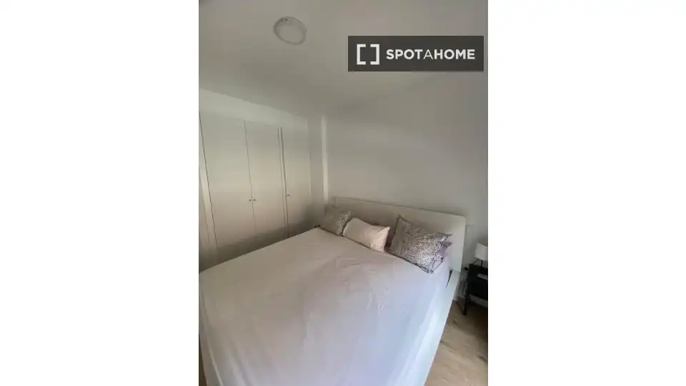 Schlafzimmer von Wohnung zur Miete in Madrid mit Klimaanlage, Heizung und Möbliert