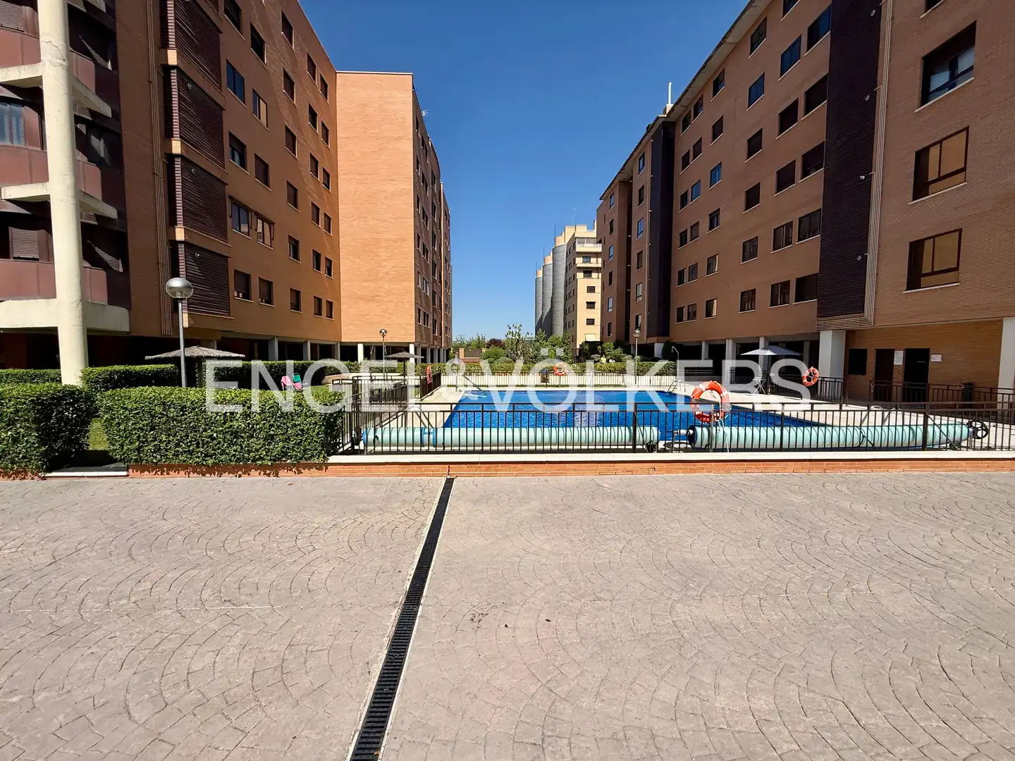 Vista exterior de Piso de alquiler en Madrid con Aire acondicionado, Calefacción y Piscina