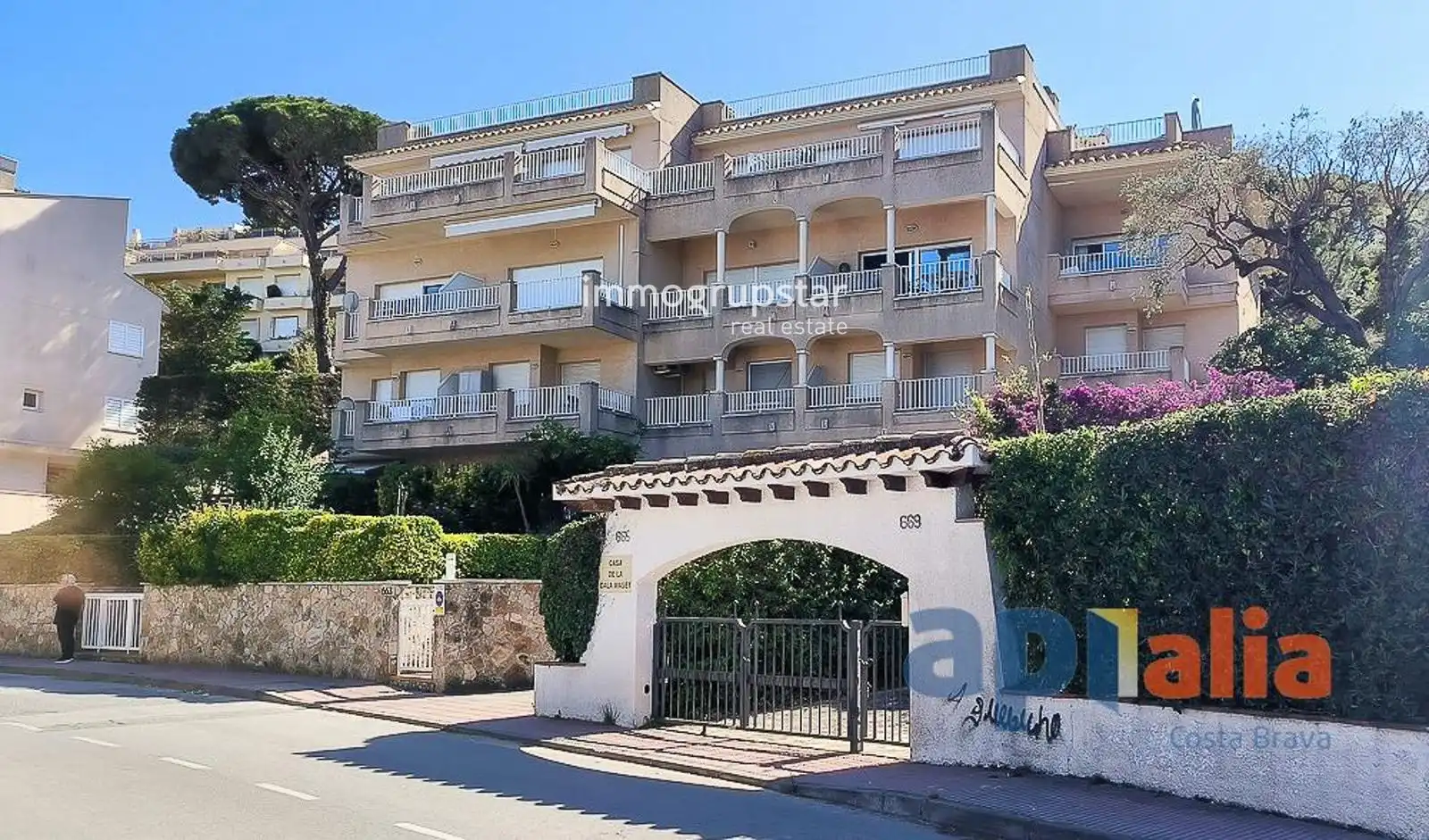 Vista exterior de Dúplex en venda en Sant Feliu de Guíxols amb Calefacció, Terrassa i Moblat