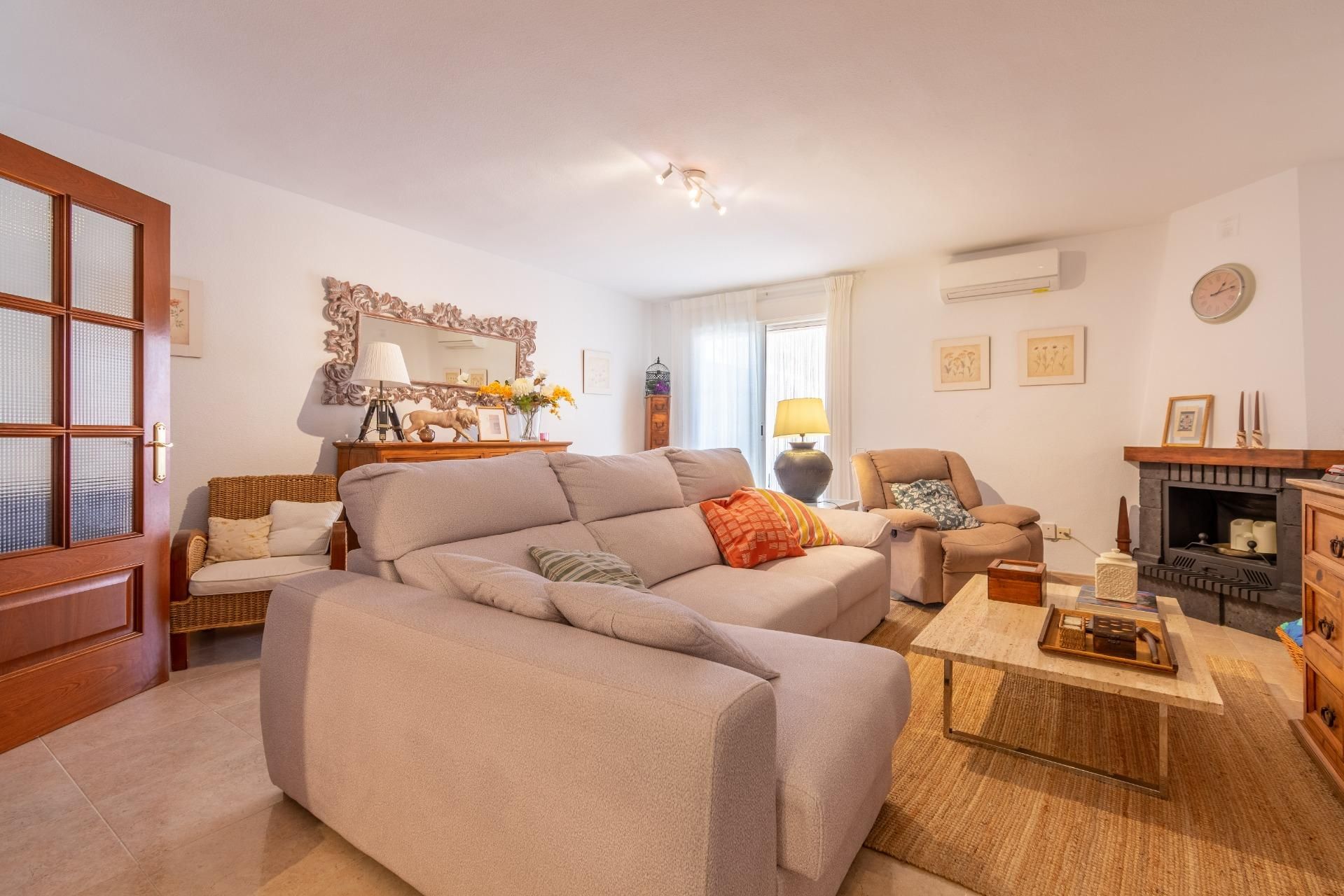 Living room of Single-family semi-detached for sale in  Almería Capital  with Air Conditioner, Terrace and Storage room