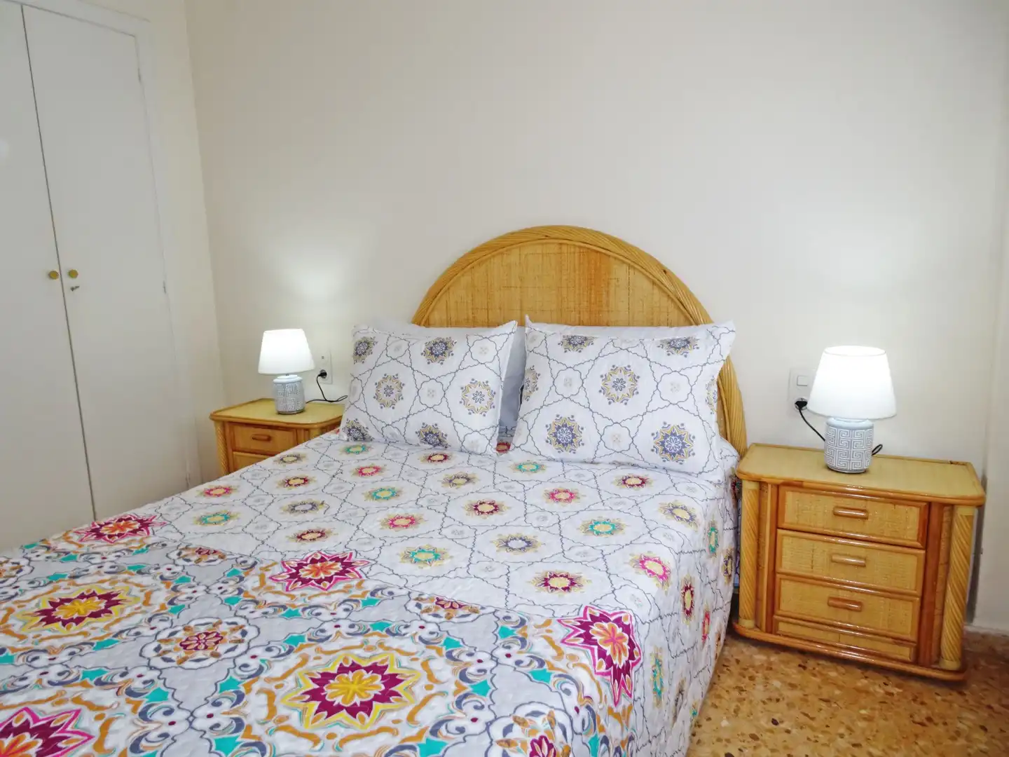 Dormitori de Apartament de lloguer en Gandia amb Aire condicionat, Terrassa i Moblat
