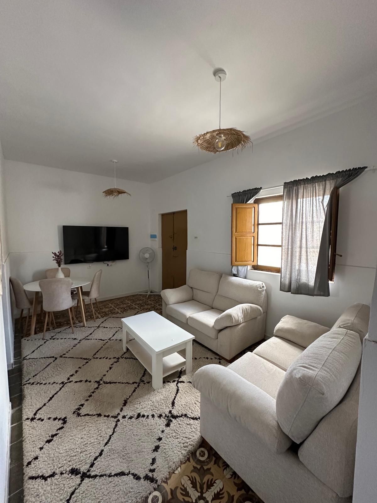 Sala d'estar de Apartament de lloguer en  Almería Capital amb Jardí privat i Moblat
