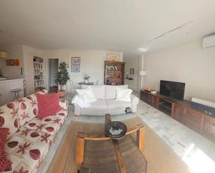 Sala d'estar de Apartament de lloguer en Torremolinos amb Aire condicionat, Terrassa i Moblat