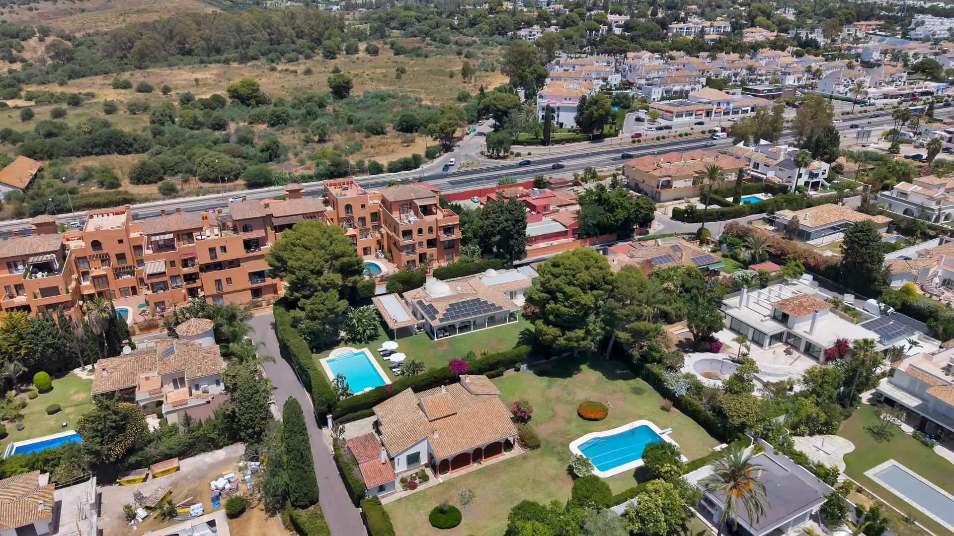 Vista exterior de Casa o xalet de lloguer en Estepona amb Aire condicionat, Calefacció i Jardí privat