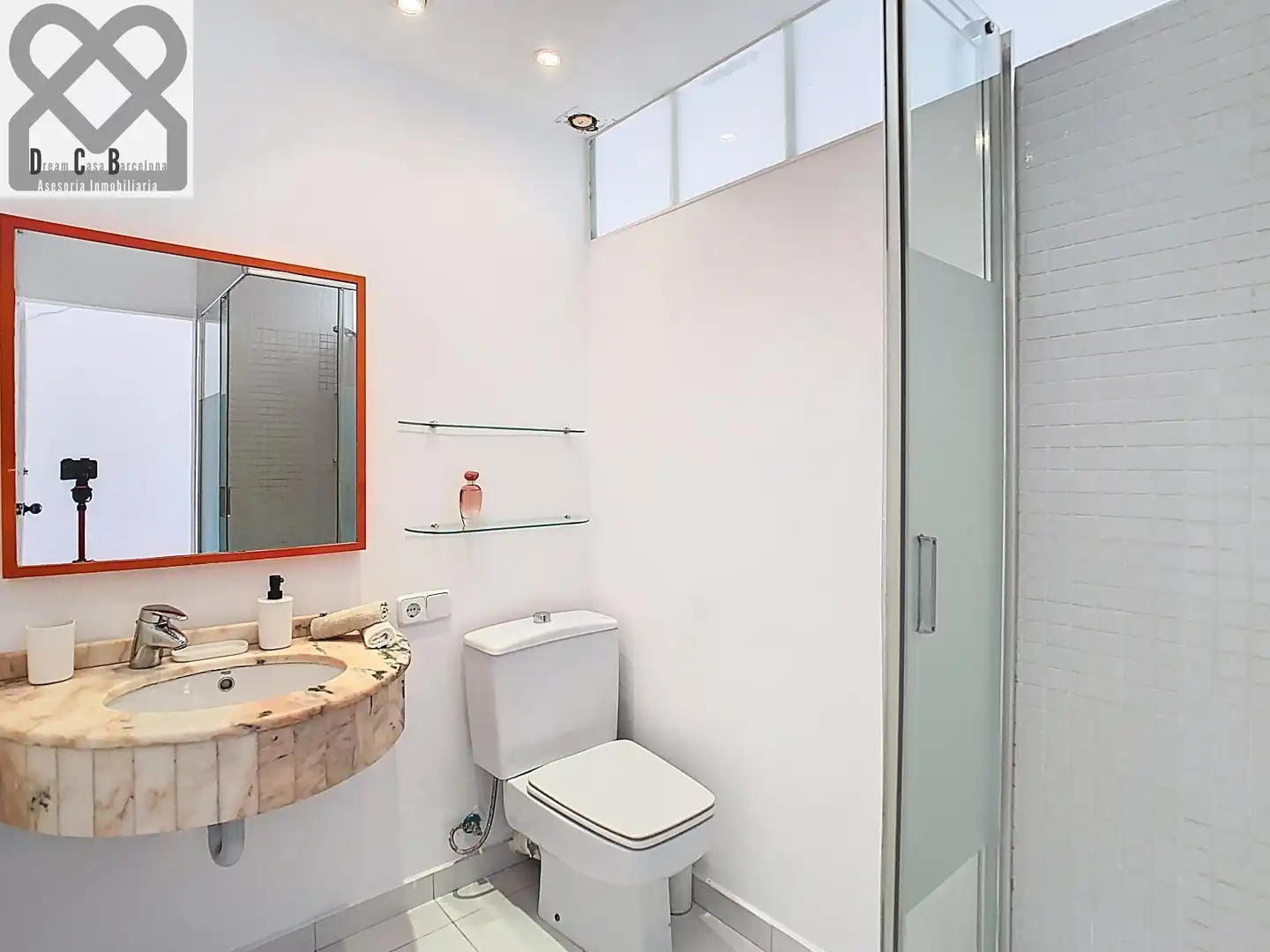 Badezimmer von Dachboden zum Verkauf in Barcelona mit Heizung und Terrasse