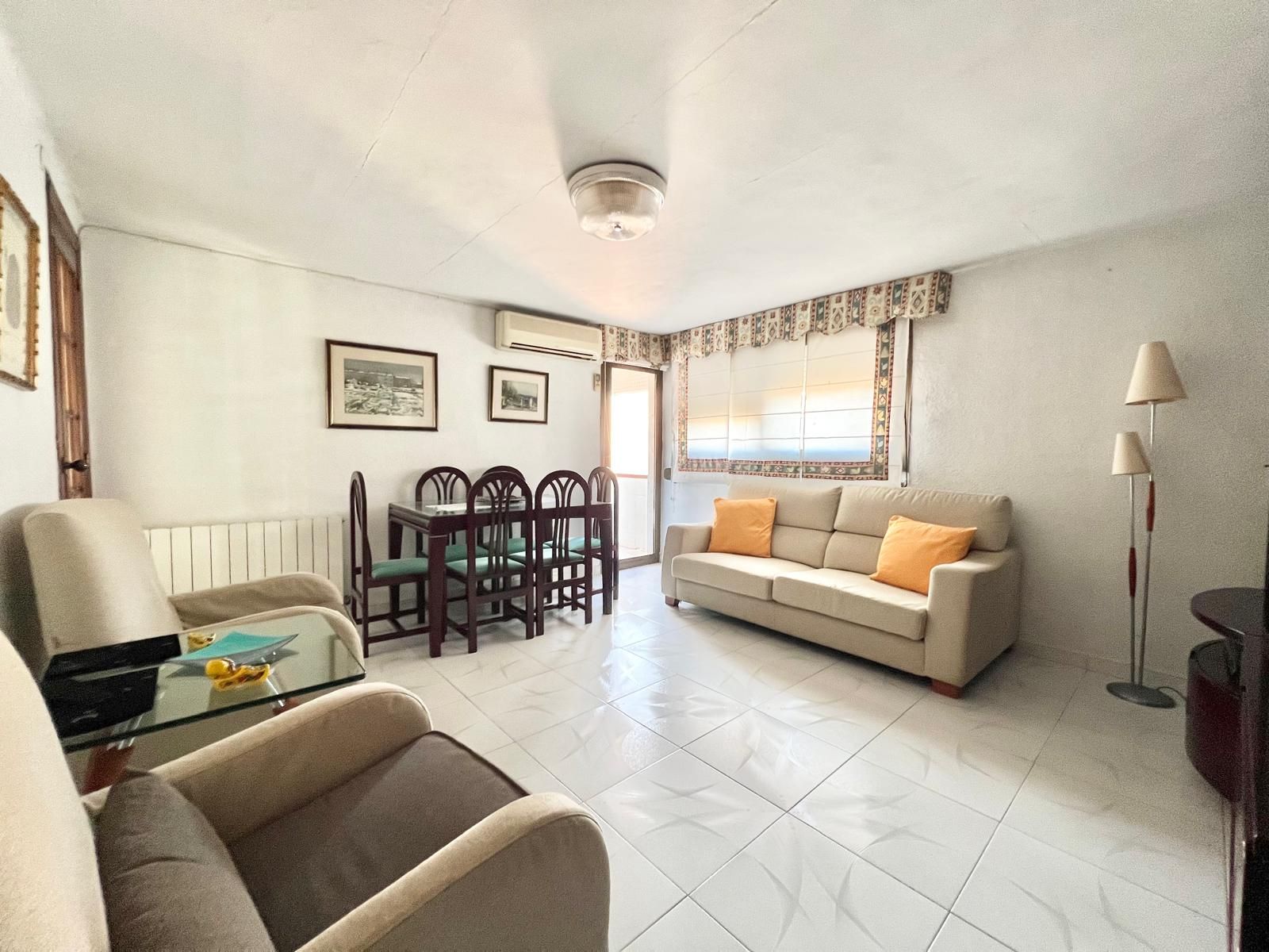 Sala de estar de Piso en venta en L'Hospitalet de Llobregat con Calefacción y Balcón