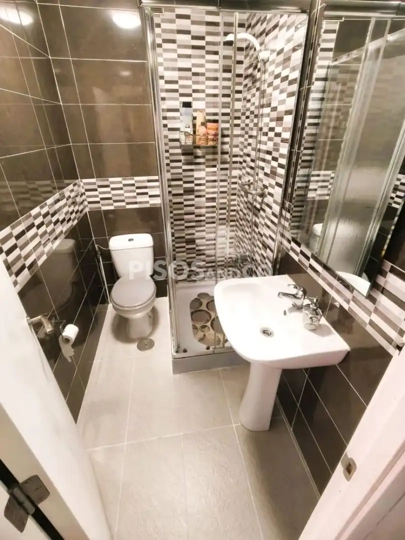 Baño de Piso en venta en Cambre  con Calefacción, Trastero y Amueblado