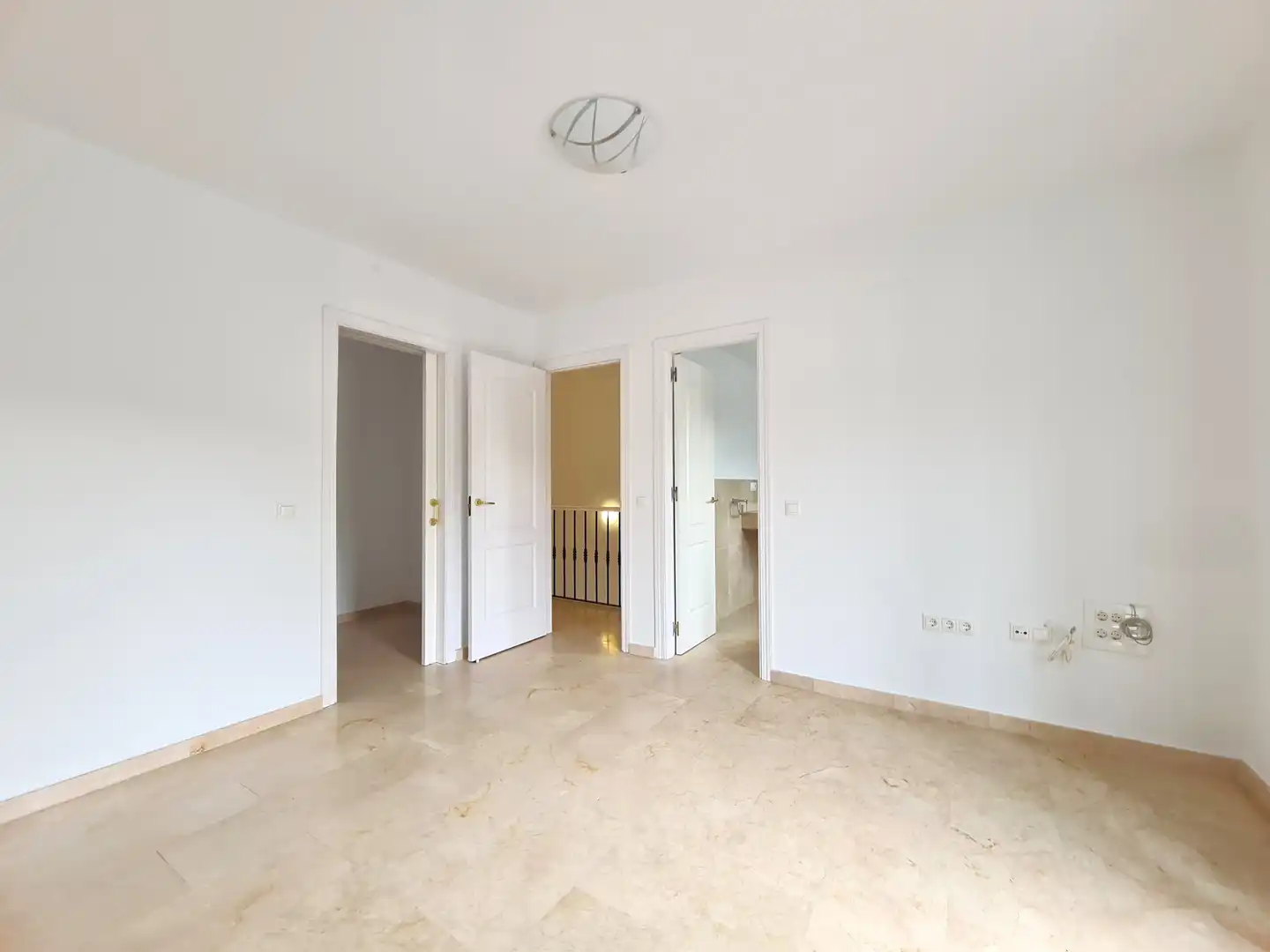 Casa adosada en venta en Manilva con Terraza, Jacuzzi y Internet