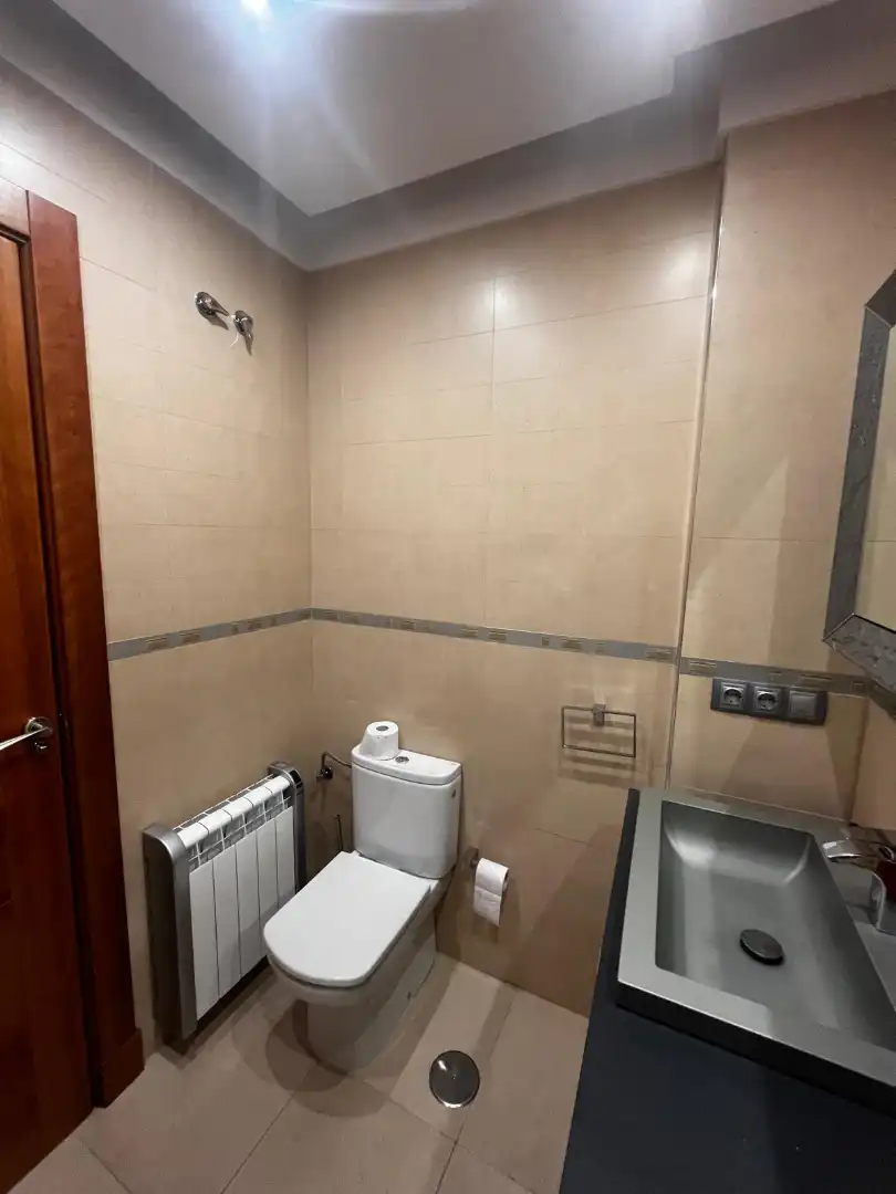 Badezimmer von Wohnung zur Miete in Granada mit Klimaanlage, Heizung und Parkett