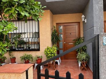 Adossat amb jardí en venda a Avenida CONSTITUCION