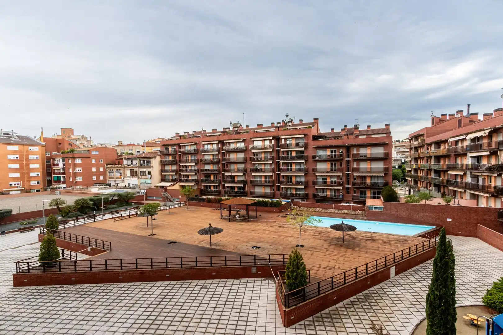 Vista exterior de Piso en venta en Manresa con Calefacción, Parquet y Terraza